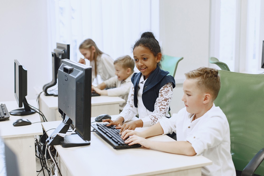 Sala de informática nas escolas: como reduzir custos?